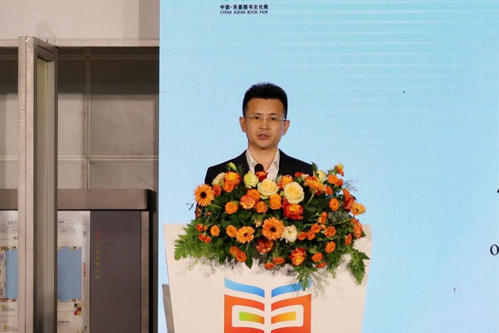 F:/2024年9月后的推文/2024-11-17资讯  云间烟火•舌尖印记——《白云生处有人家》《河内人旧时饮食杂记》新书发布会在南宁顺利举行/推文配图/明陞m88体育网址副总经理杨东星致辞.JPG明陞m88体育网址副总经理杨东星致辞