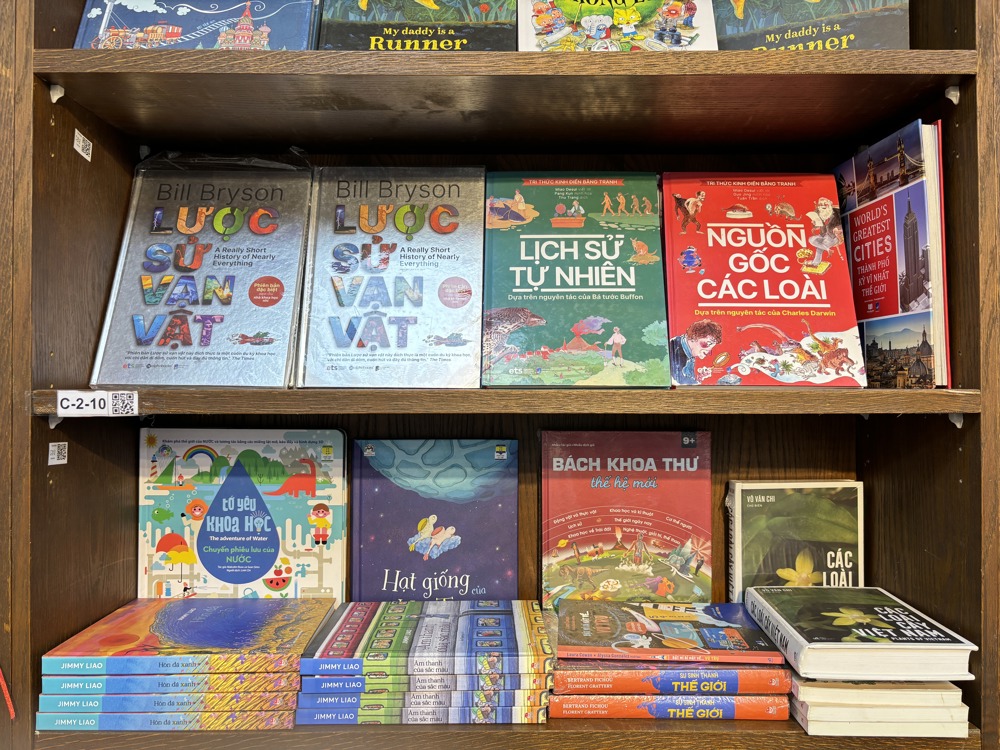 接力出版社越南文版“少儿万有文库”在越南书店里的销售专架
